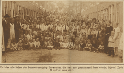 870748 Groepsportret van bestuur en leden van de straatvereniging Javastraat te Utrecht, tijdens het straatfeest ...